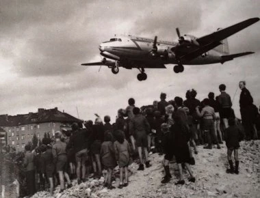 Φάκελος Β' ΠΠ: Ο πιλότος βομβαρδιστικών C-54 που αντί για βόμβες έριχνε … καραμέλες! (φωτό, βίντεο)